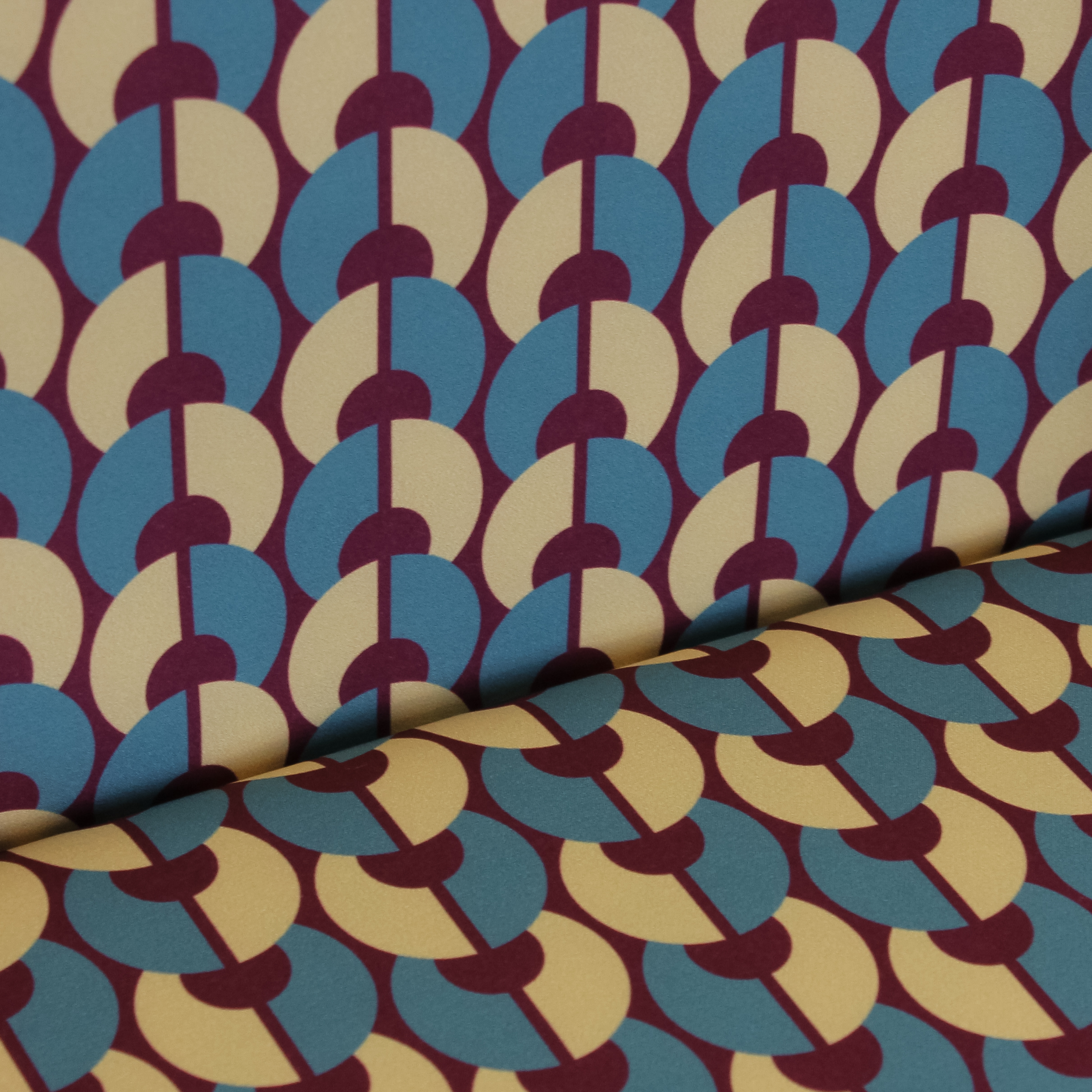 Polyester stretch bordeaux met cirkelvormig abstract motief